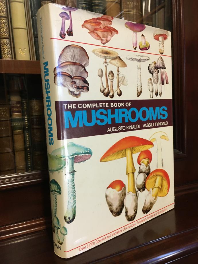 RINALDI, AUGUSTO; TYNDALO, VASSILI. - The Complete Book Of Mushrooms: Over 1,000 Species and Varieties of American, European, and Asiatic Mushrooms. Translated from the Italian by Italia and Alberto Mancinelli.